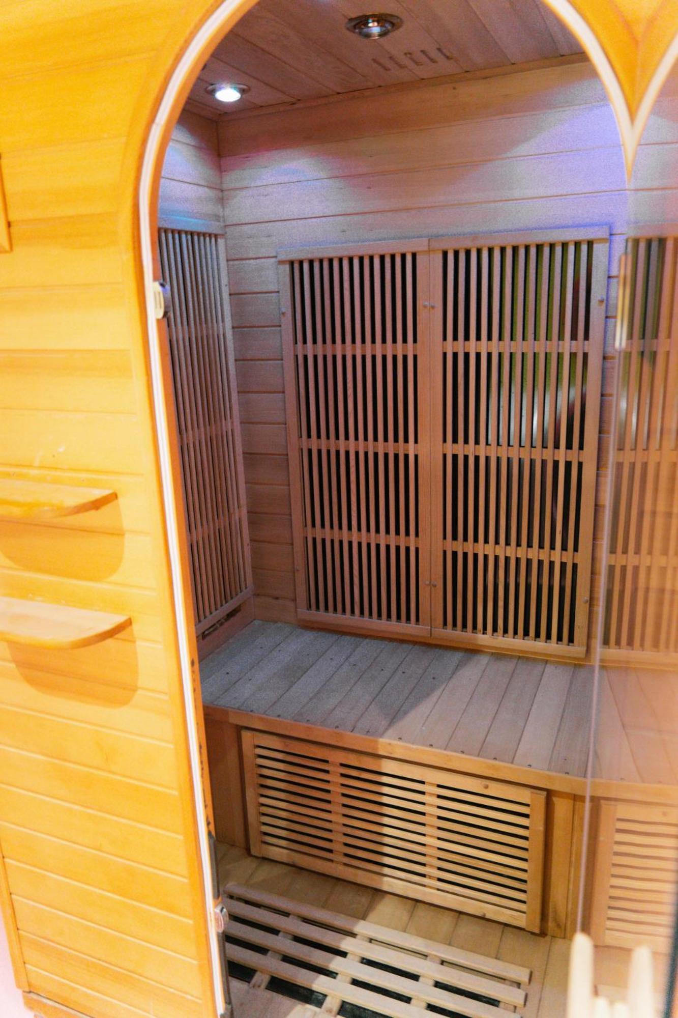 Capsule Girl Power Spa - Balneo - Sauna - Karaoke - Billard - 2 Chambres Charleroi Extérieur photo