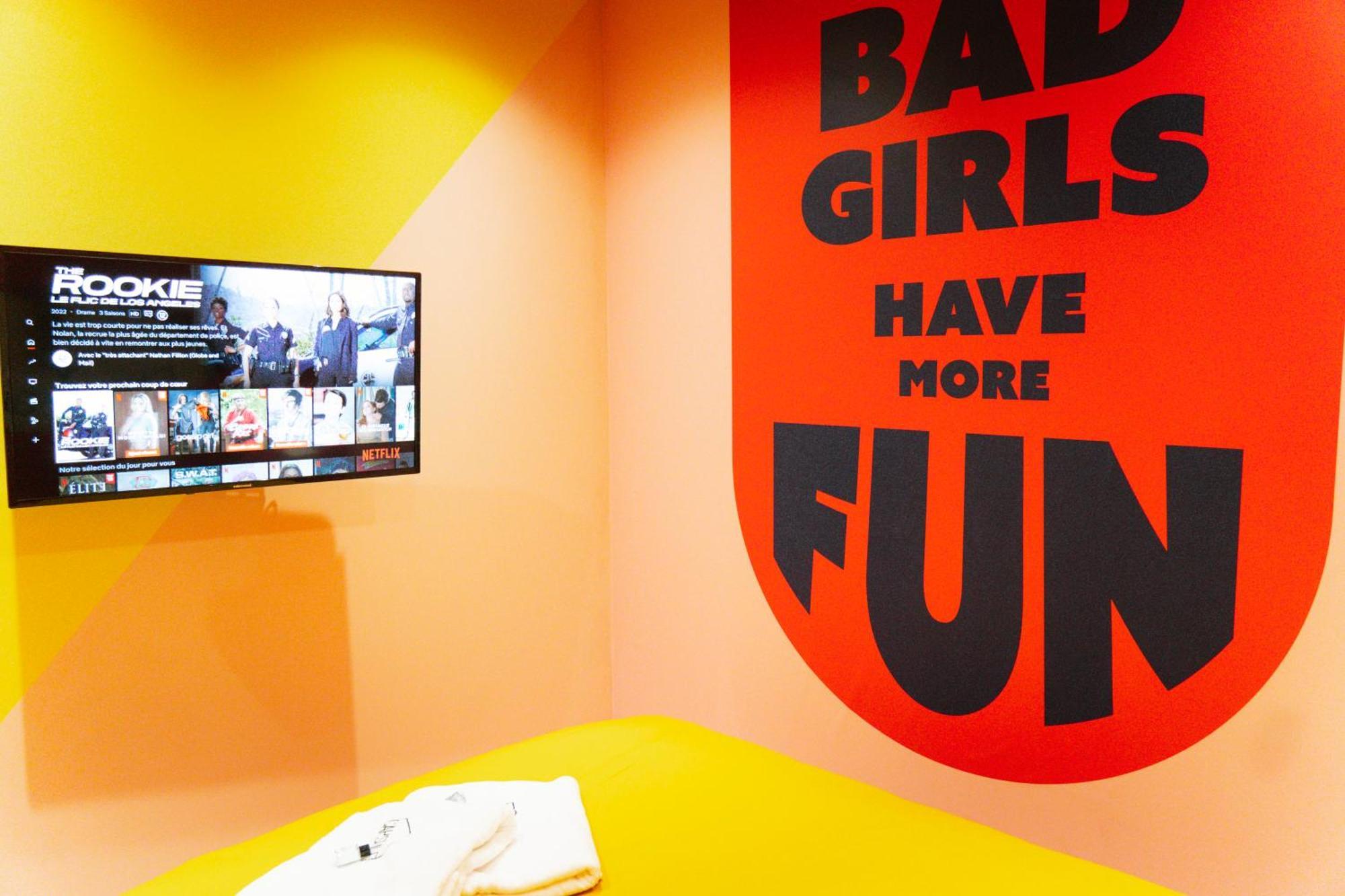 Capsule Girl Power Spa - Balneo - Sauna - Karaoke - Billard - 2 Chambres Charleroi Extérieur photo