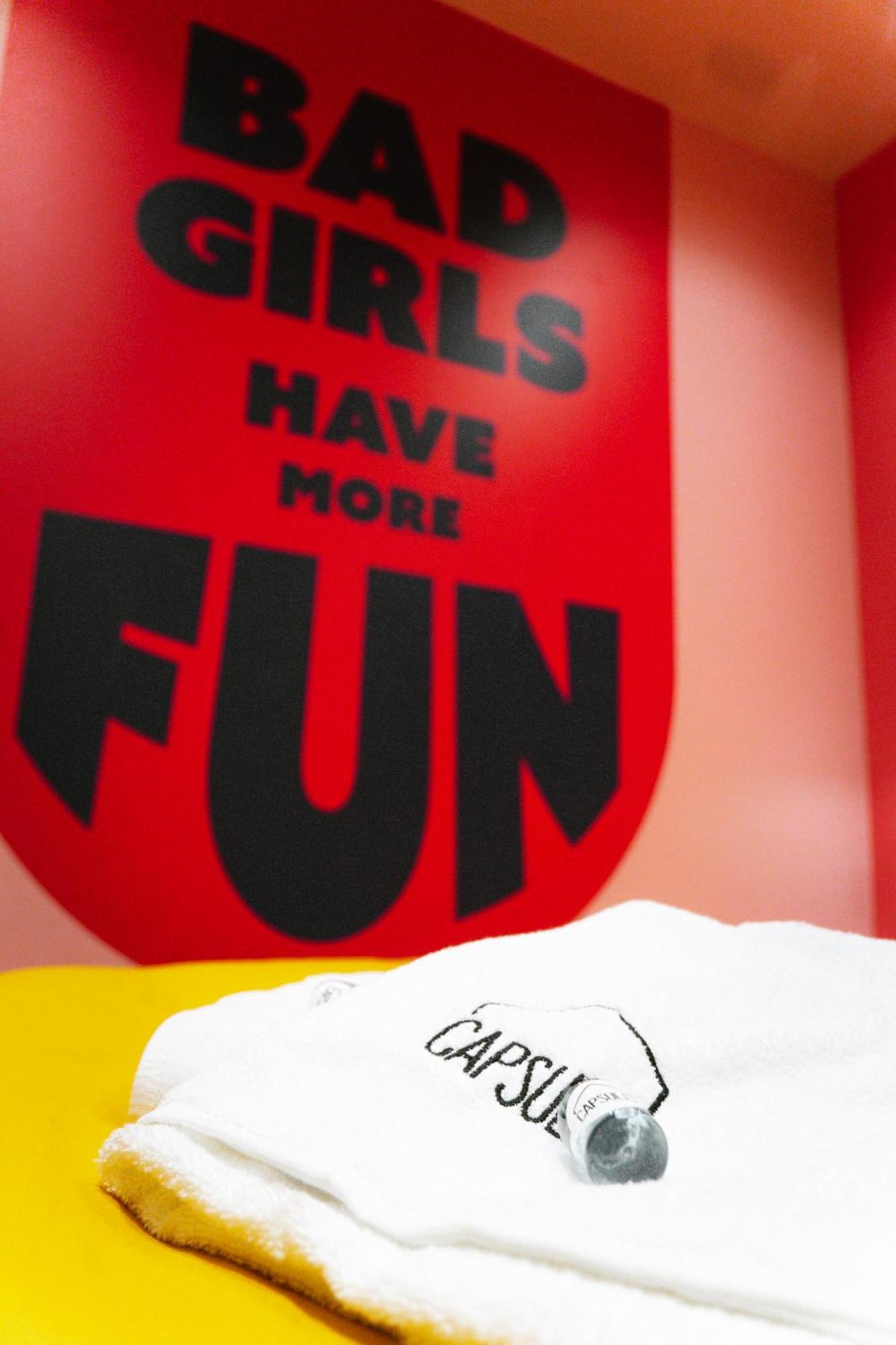 Capsule Girl Power Spa - Balneo - Sauna - Karaoke - Billard - 2 Chambres Charleroi Extérieur photo